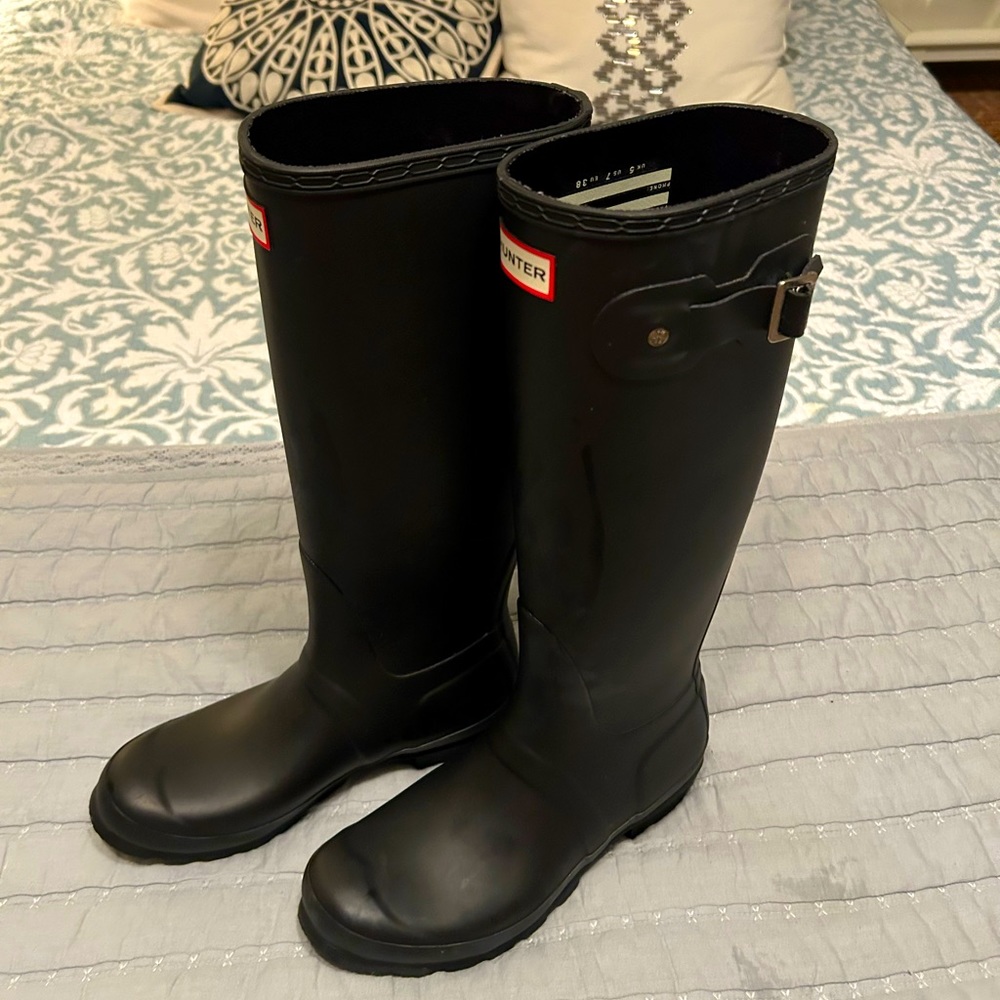 Sz 7 black Hunter boots, rarely worn